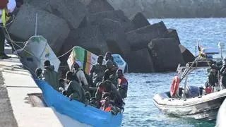 Llega a El Hierro un cayuco con 68 migrantes, 13 de ellos menores
