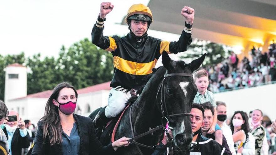 “Lordofthehorizon” y su jockey, José Luis Borrego, tras ganar la carrera.  // FDV