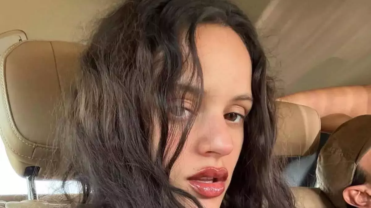 Entramos en la casa de Rosalía (33 años) en Barcelona: un 'loft' industrial, 117 metros cuadrados y a pocos minutos de la playa