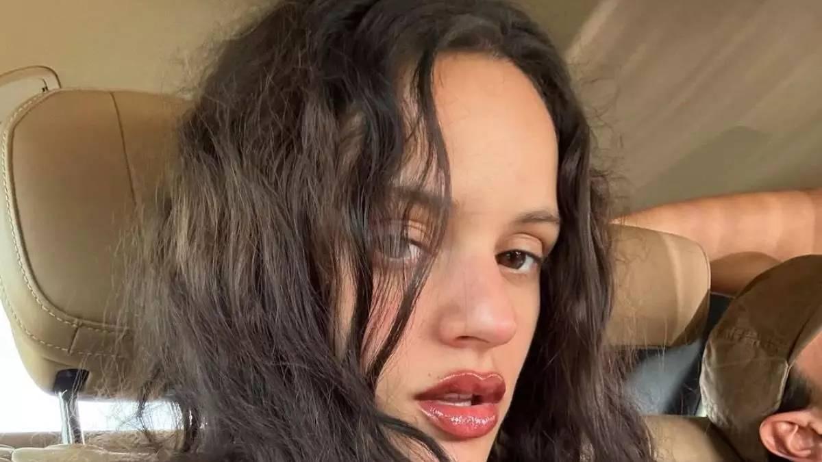 El piso de Barcelona de Rosalía: un loft industrial con 5 habitaciones y baños