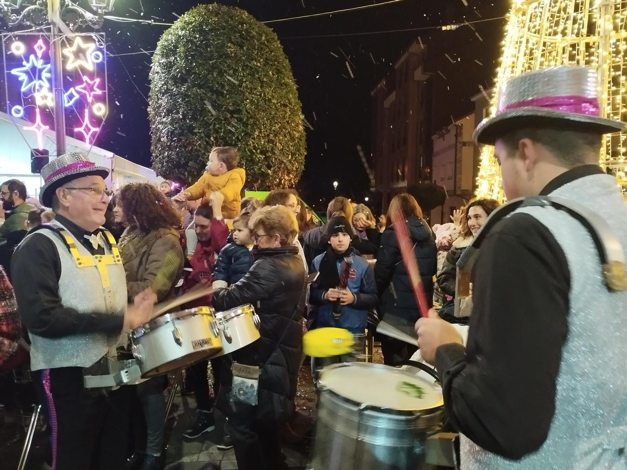 El divertido encendido del alumbrado navideño en Llanera, en imágenes