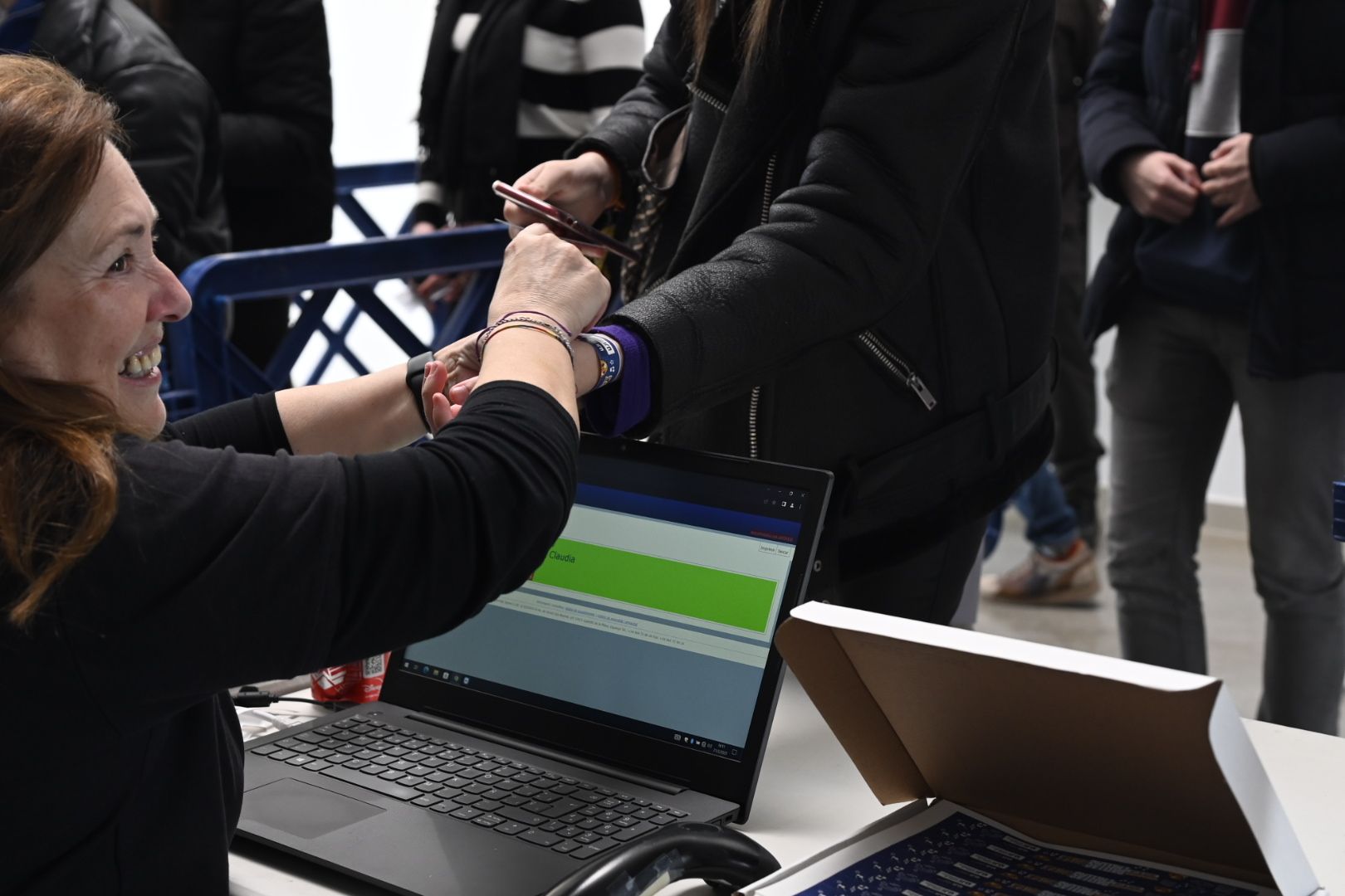 Búscate en la galería del reparto de pulseras para las Paellas de la UJI