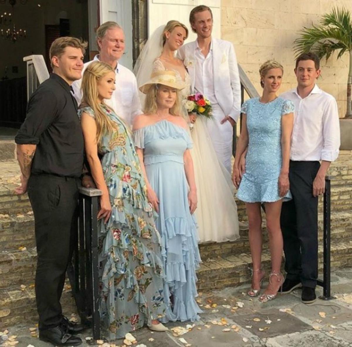 Paris Hilton con Nicky Hilton y el resto de la familia en la boda de su hermano