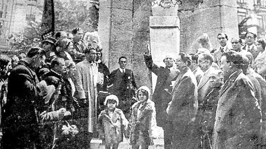La inauguración del primer busto de Clarín, el de Laviada, en el Campo San Francisco, en mayo de 1931.