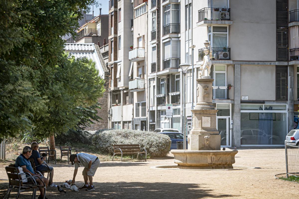 La fuente del Niño de Sants ha viajado mucho: de la plaza Osca a la desaparecida plaza de la Constitución y de un almacén a los jardines de Can Mantega