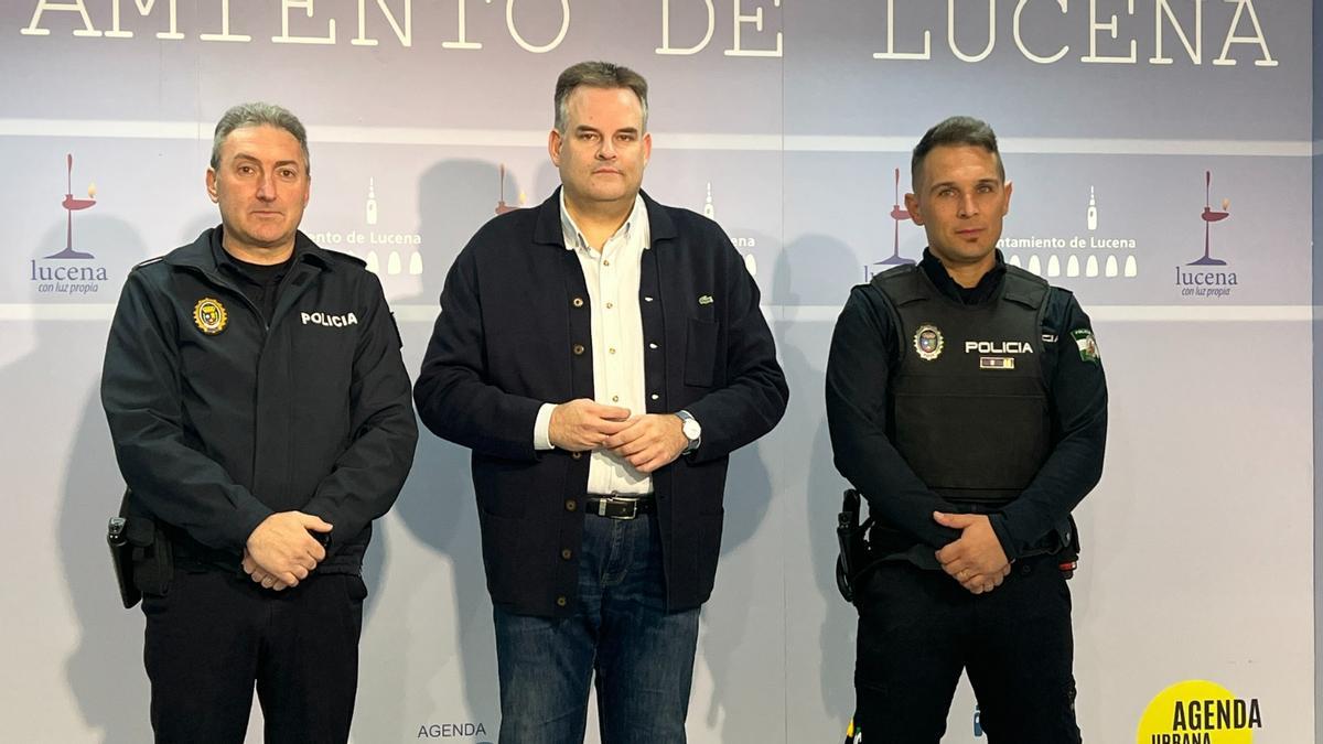 Ángel Novillo, con agentes de la Policía Local de Lucena.