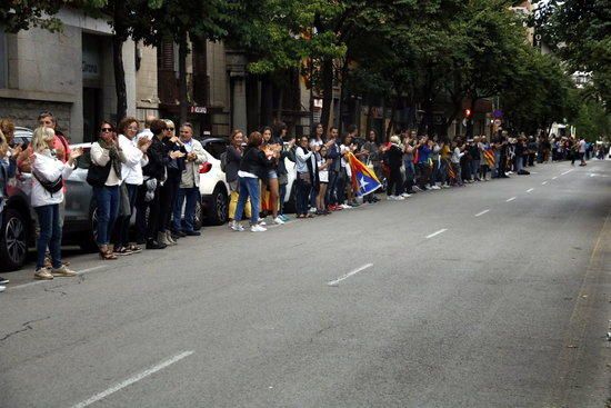 Unes 15.000 persones a la cadena humana per l''1-O