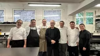 Un menú de 19 pases, un paseo por la costa y empapado por una ola: así fue la visita de Ferrán Adriá al Balneario de Salinas