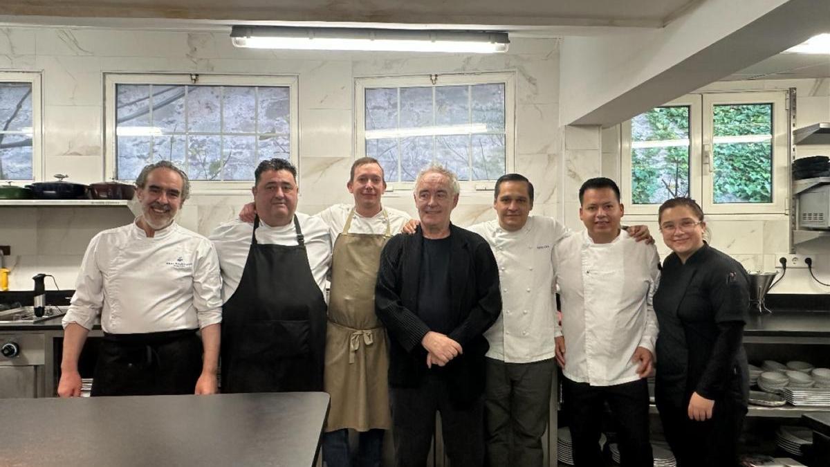 Ferrán Adriá, en el centro, con Isaac Loya a su izquierda, en la cocina del Balneario