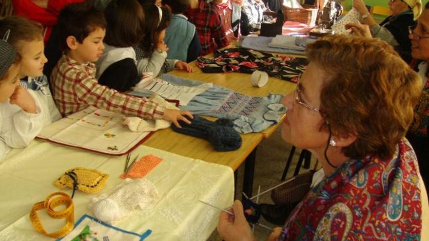 Abuelas y escolares en una de las actividades de Carnaval.