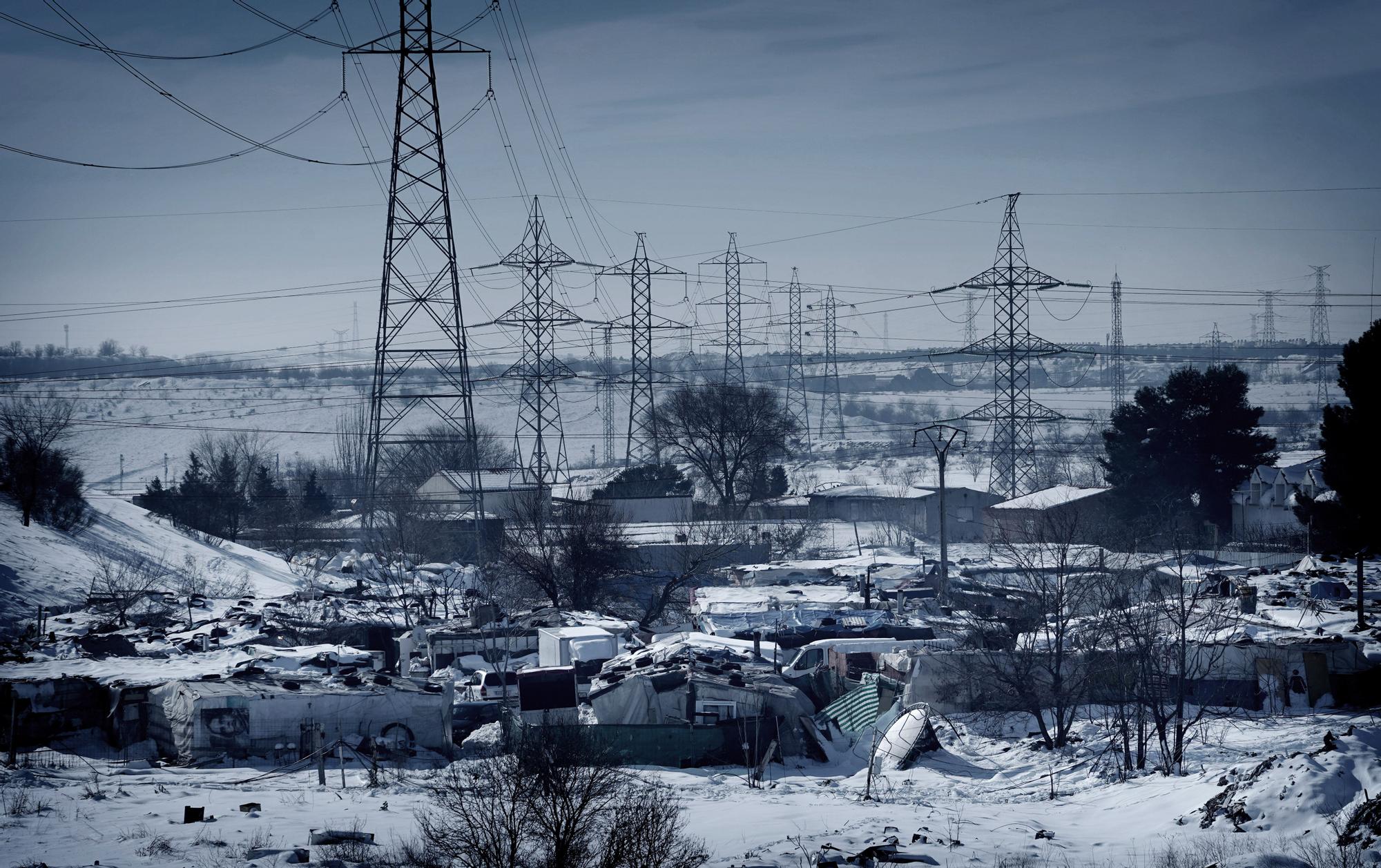 Imagen de la Cañada Real, que lleva más de un año sin luz, bajo las nieves del invierno pasado.