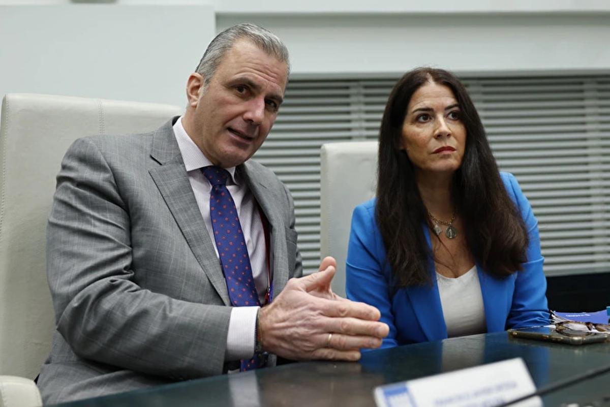 Ortega Smith y Carla Toscano en el Pleno de Cibeles.
