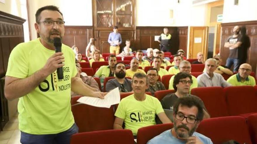 Los trabajadores de Lafarge, en el pleno de Sagunt.