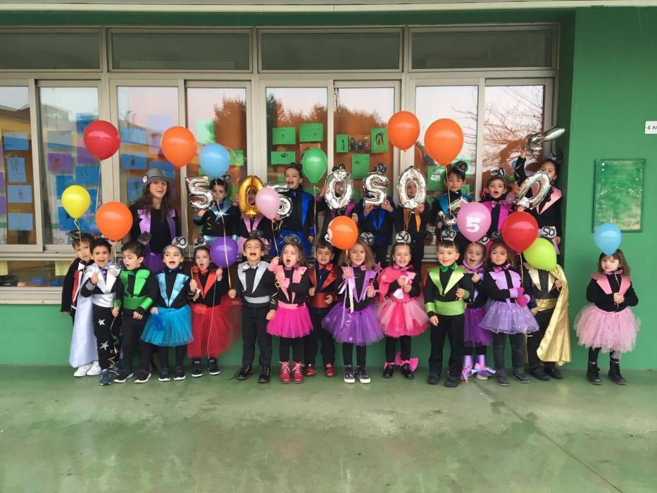 El colegio Sant Pere se inspira en sus 50 años para celebrar el carnaval