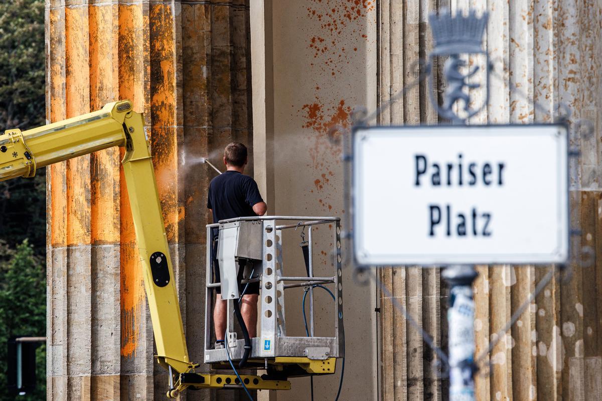 Berlín limpia la Puerta de Brandeburgo tras la protesta de activistas climáticos