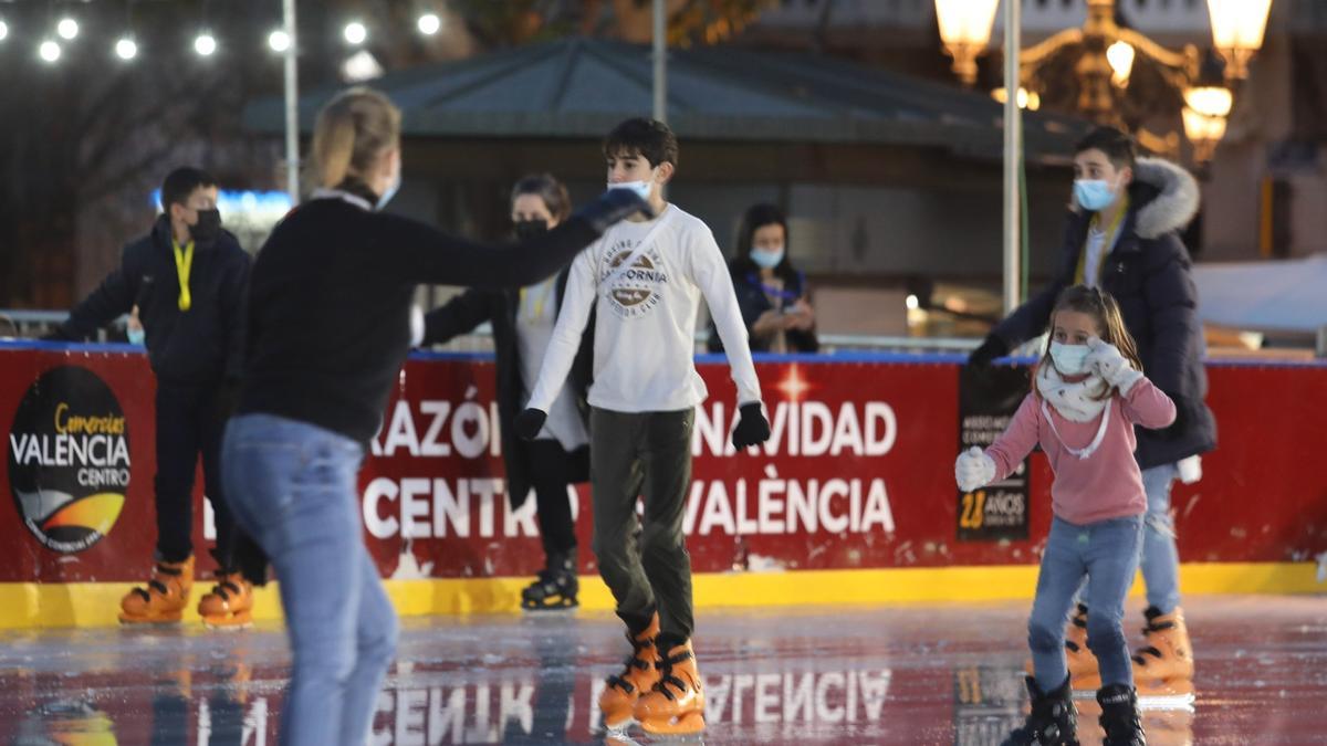 Preparando la Navidad en València: mascarillas en las calles, búsqueda de antígenos y PCR de niños