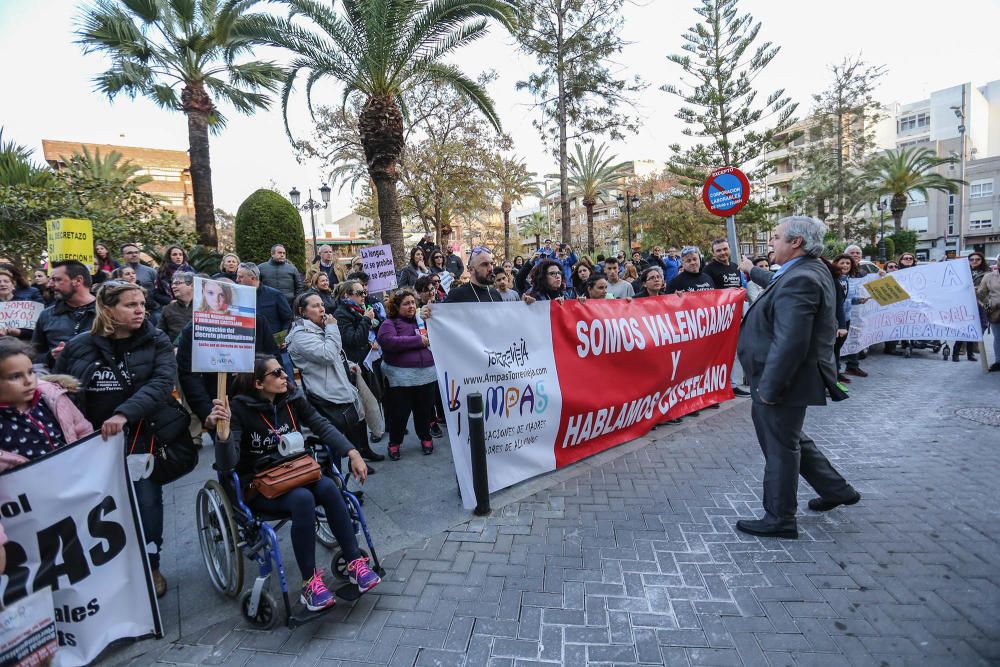 Docenas de padres secundan la protesta contra el decreto de Marzà del modelo educativo en Torrevieja y reclaman su derogación en una prortesta que ha recorrido las calles de la ciudad