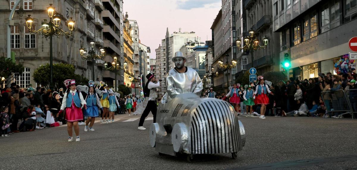 Vigo festeja su Entroido: el desfile de comparsas llena las calles