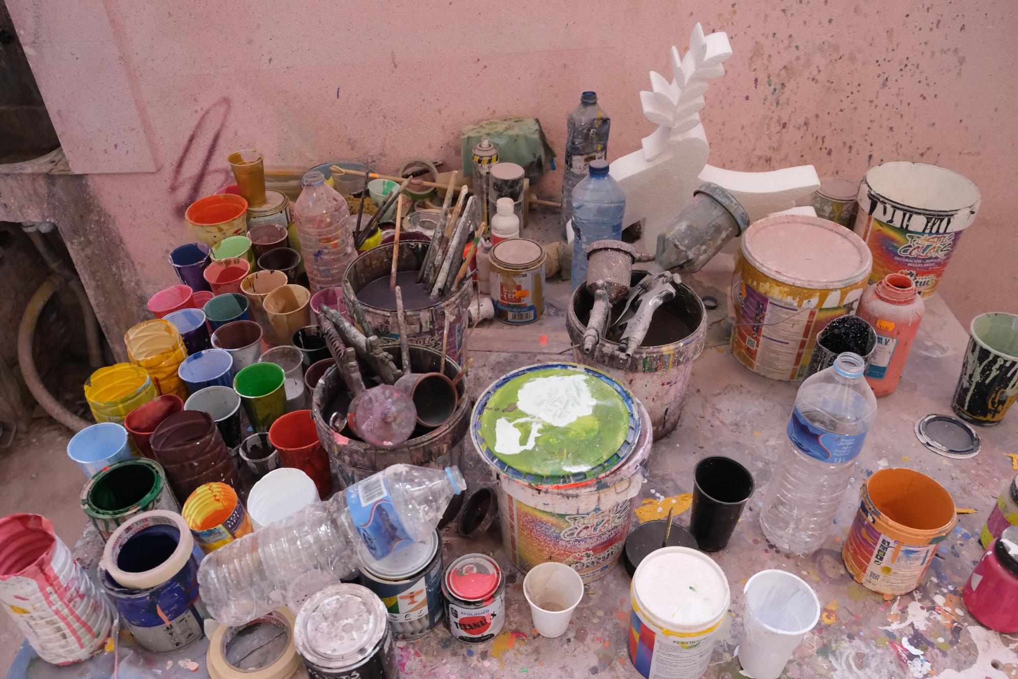 El artista Fran Sierra trabajando con materiales de hogueras en su taller