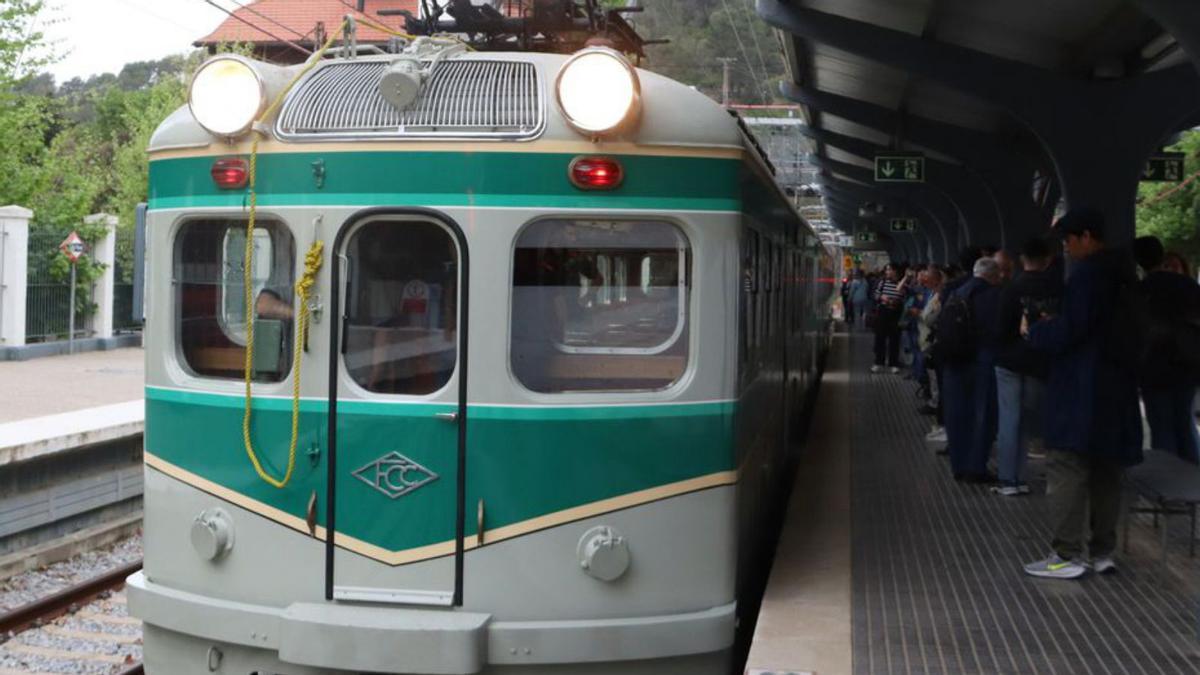L’històric Tren Granota de FGC, ahir a l’estació de les Planes. | LAURA FÍGULS / ACN L’històric Tren Granota de FGC, ahir a l’estació de les Planes. | LAURA FÍGULS / ACN