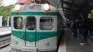 L’històric Tren Granota de FGC, ahir a l’estació de les Planes. | LAURA FÍGULS / ACN
