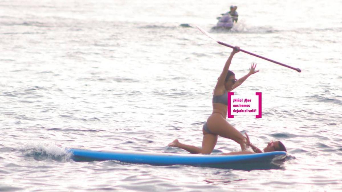 Kourtney Kardashian se cae en el mar
