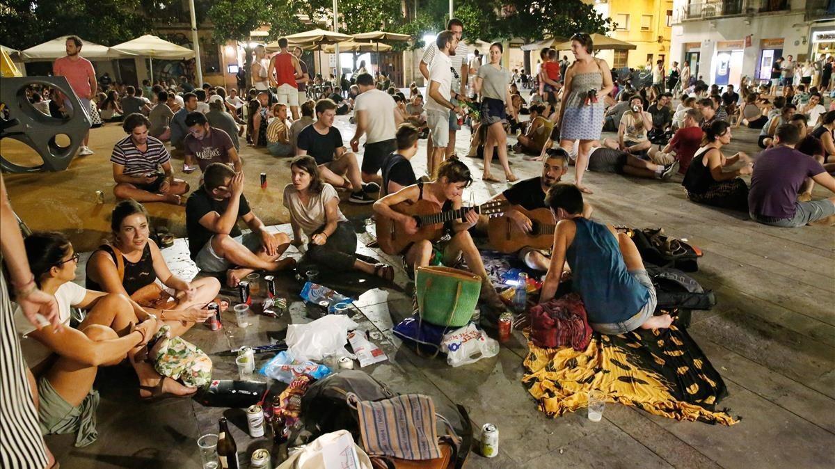 Escena nocturna en la plaza del Sol de Gràcia.