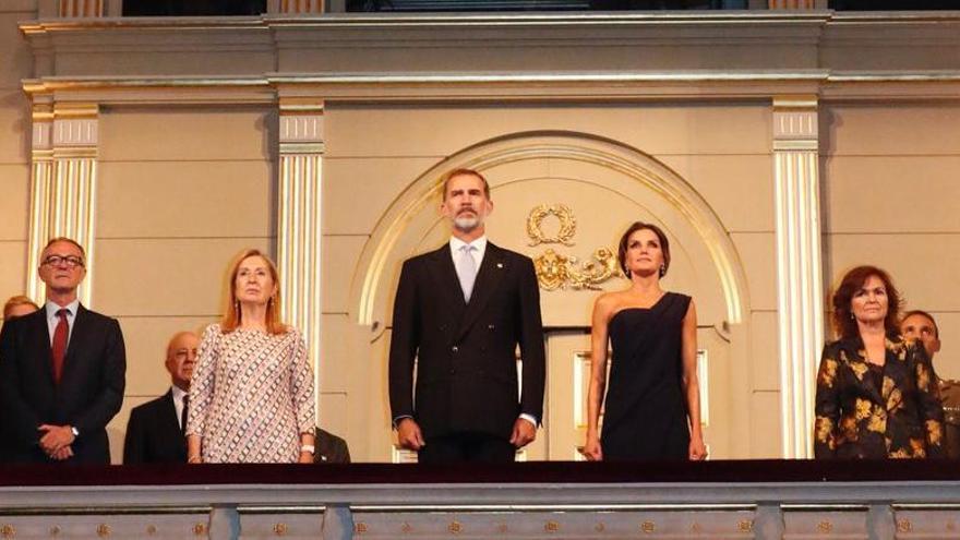 Xiulets i crits per dos llaços grocs al Teatre Real de Madrid