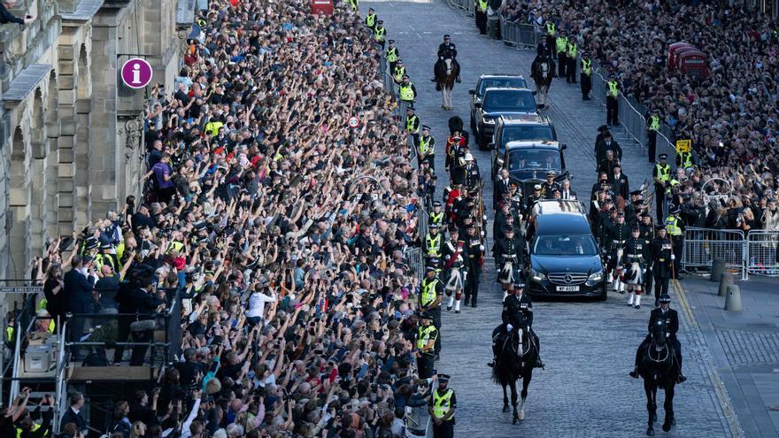 Una multitud despide a la reina Iisabel en Edimburgo
