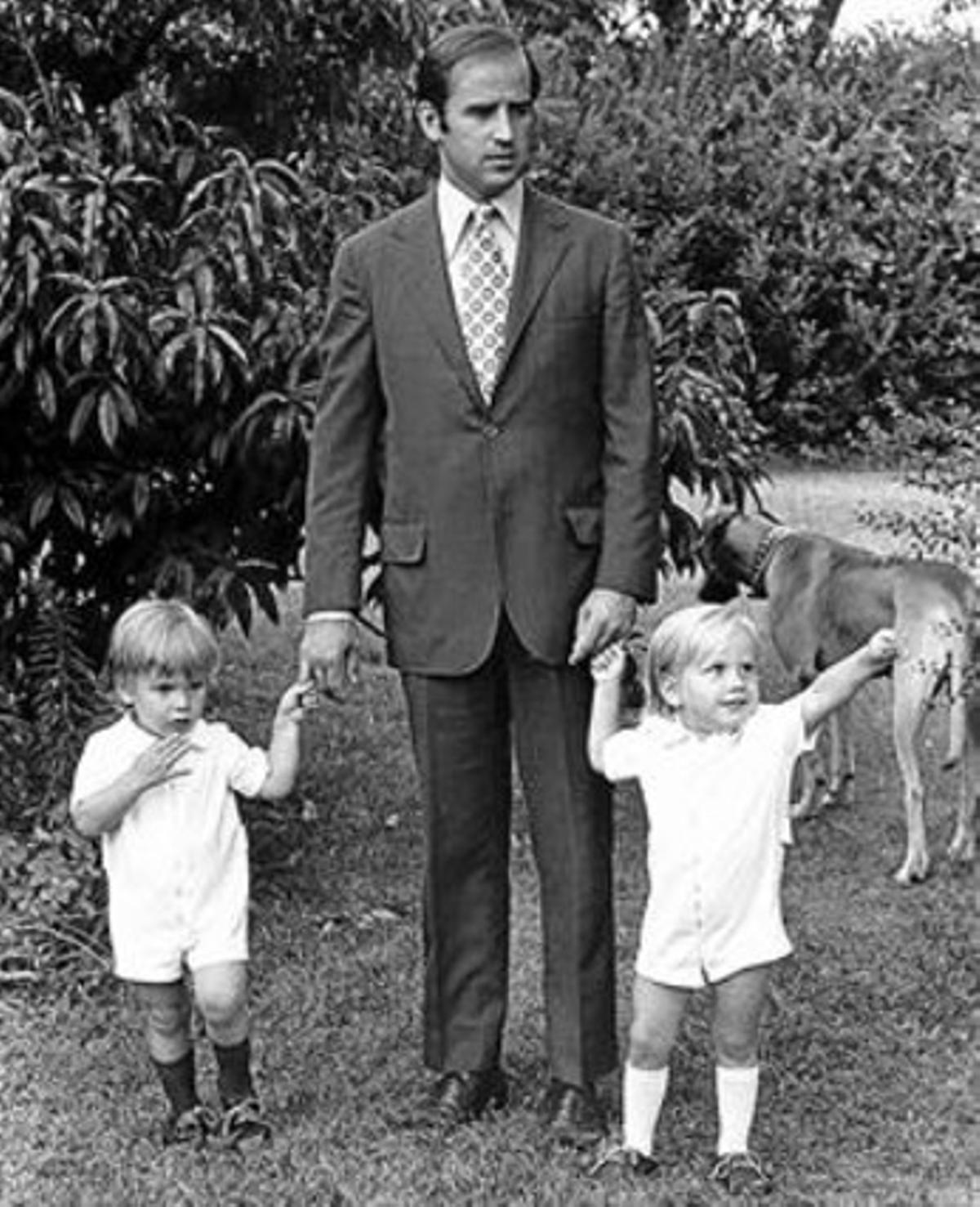 Joe Biden, amb els seus fills Hunter (esquerra) i Beau, cap el 1972.