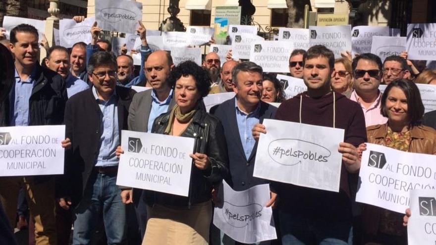 150 alcaldes y ediles piden en una protesta el Fondo de Cooperación del Consell