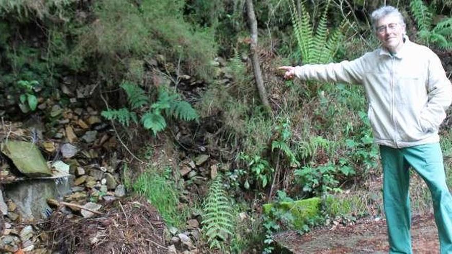 Miguel Herraiz señala la zona donde se encuentra la tubería que toma el agua para la braña de Ablanedo.