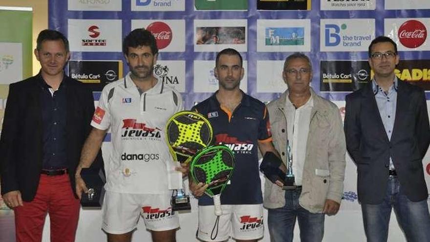 Yribarren y Otero posan con los trofeos de campeones.