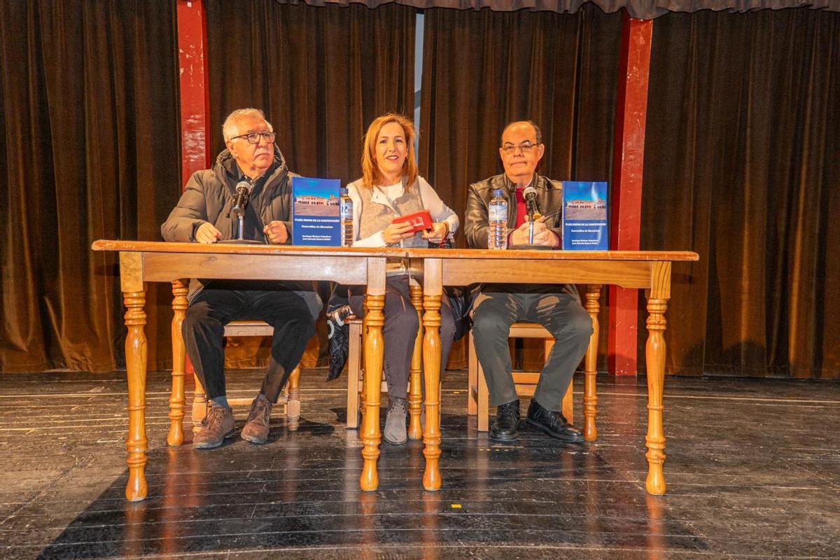 Los autores y la alcaldesa durante la presentación