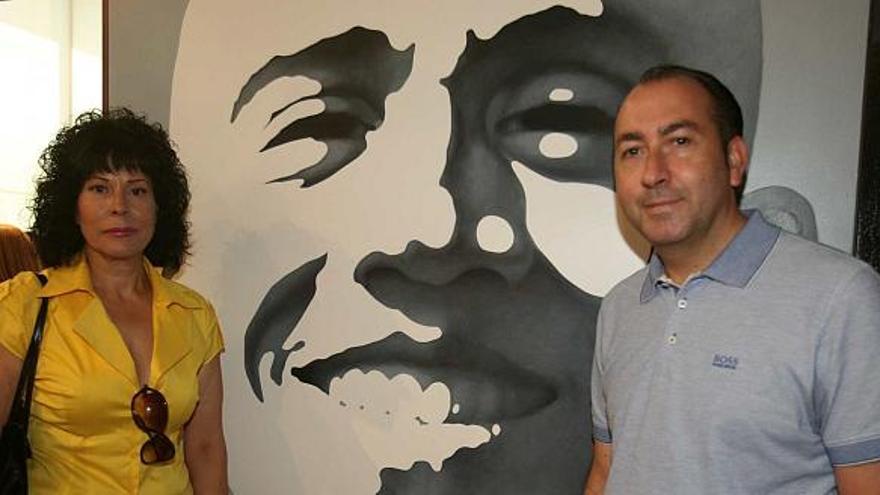 La nuera del poeta, Lucía Izquierdo, y el alcalde de Elche, Alejandro Soler, junto a una de las obras de la exposición "La memoria en el laberinto", inaugurada ayer.