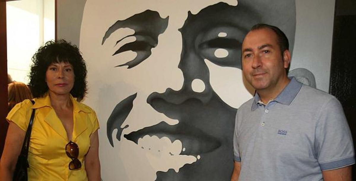 La nuera del poeta, Lucía Izquierdo, y el alcalde de Elche, Alejandro Soler, junto a una de las obras de la exposición "La memoria en el laberinto", inaugurada ayer.