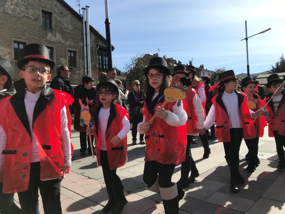 Desfile escolar en el Antroxu de Laviana