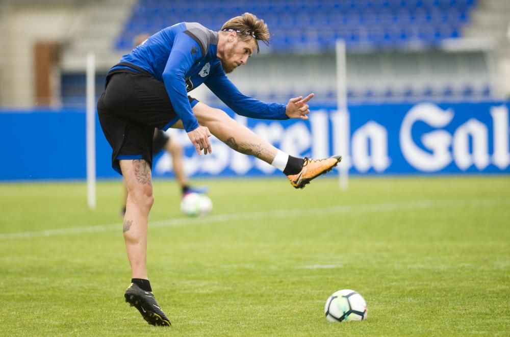 Mientras uno de los grupos realizaba trabajo defensivo, otro reforzaba los remates a portería. Carles Gil sigue con un plan específico y Bicho se entrenó con el readaptador Fran Molano.