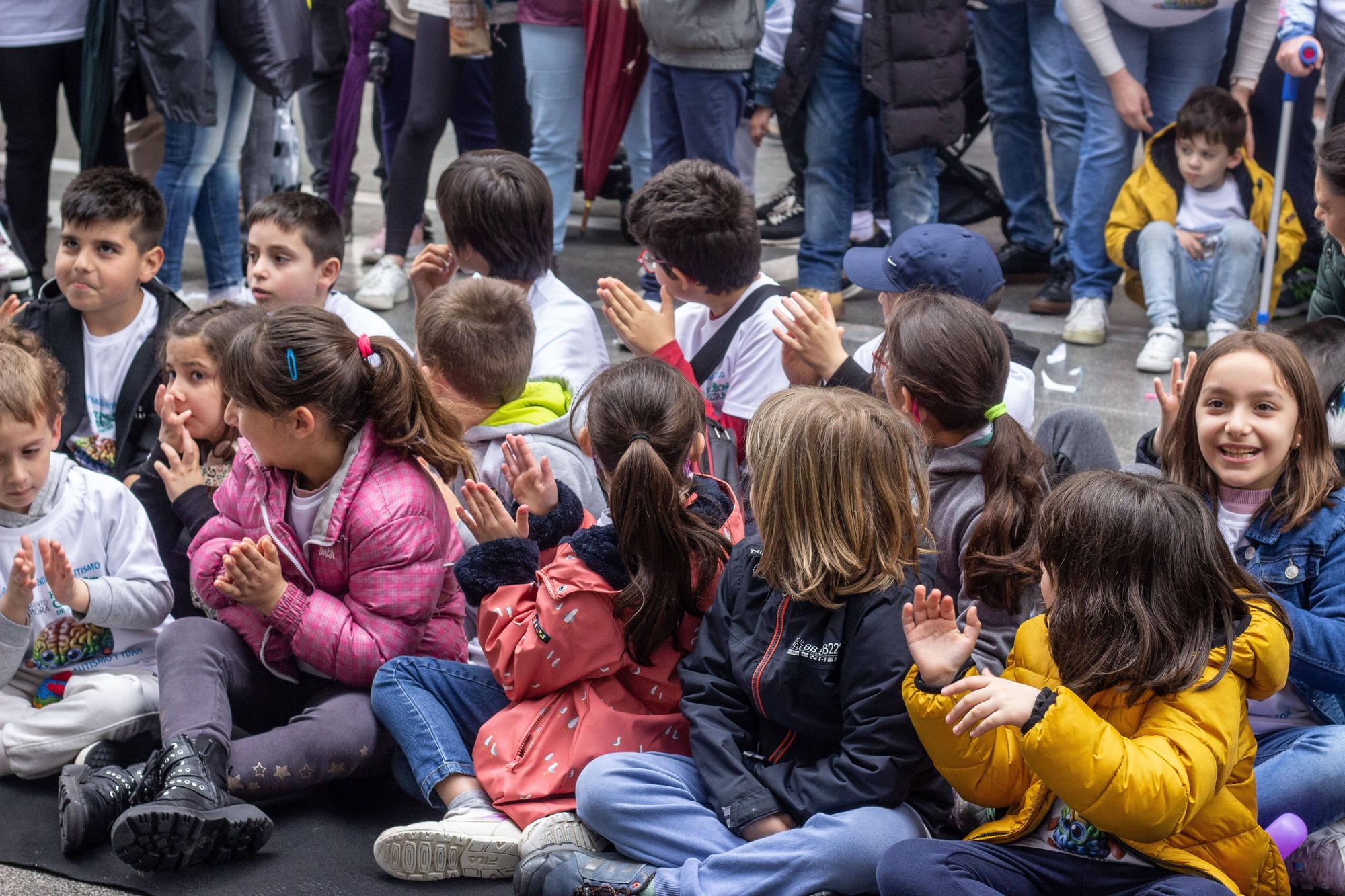 GALERÍA | Marcha solidaria por el autismo en Zamora: cuentos, magia y baile