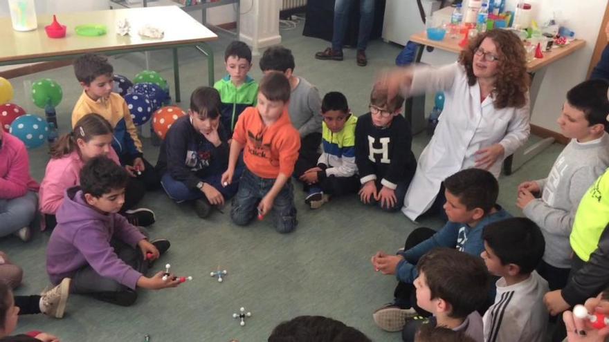 Taller de ciencia para niños en Turón