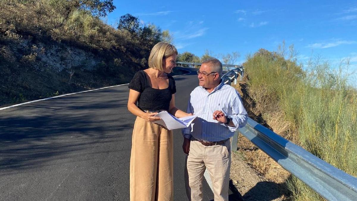 La diputada Nieves Atencia y el alcalde de Casabermeja, Antonio Artacho, visitan el camino de Los Portales.