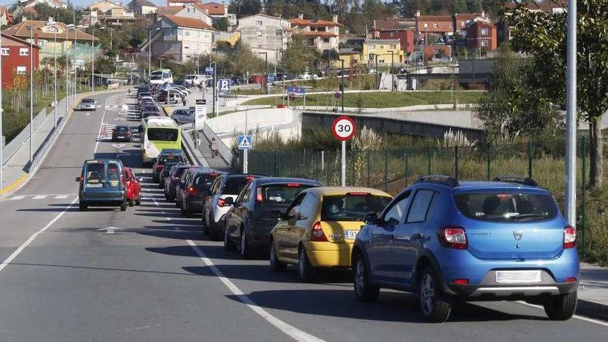 Los dos carriles de acceso al hospital, que se juntan antes de llegar a los aparcamientos. // Alba Villar