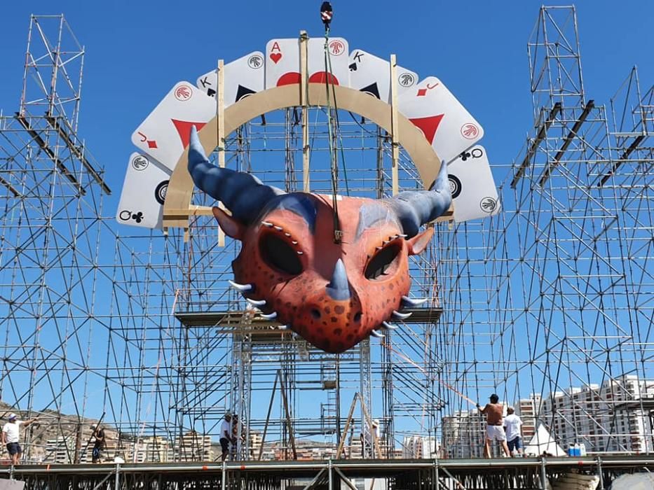 El artista Manolo García "planta" el decorado del festival Medusa