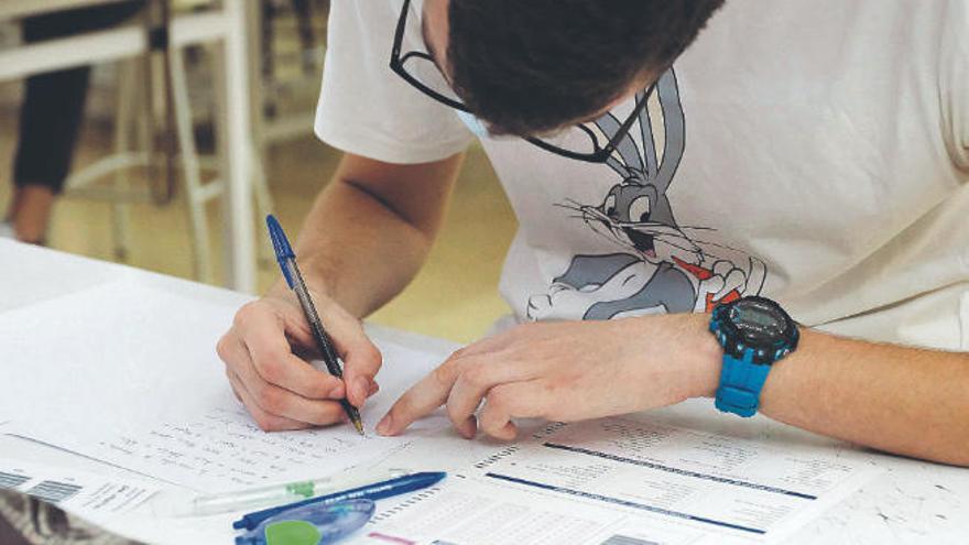 Un estudiante durante un examen de la EBAU celebrado el pasado mes de julio.