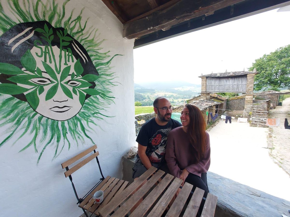 La pareja conversando en uno de los rincones de la vivienda.
