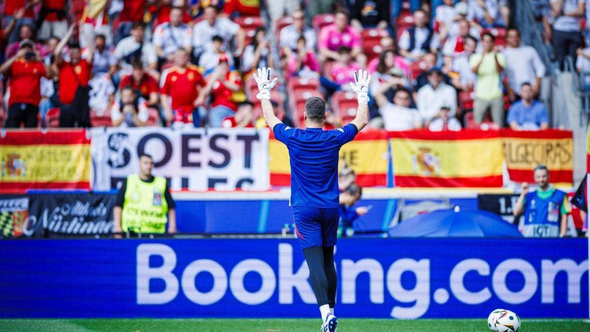 Unai Simón saluda a la afición en un calentamiento antes de un partido de España en Alemania