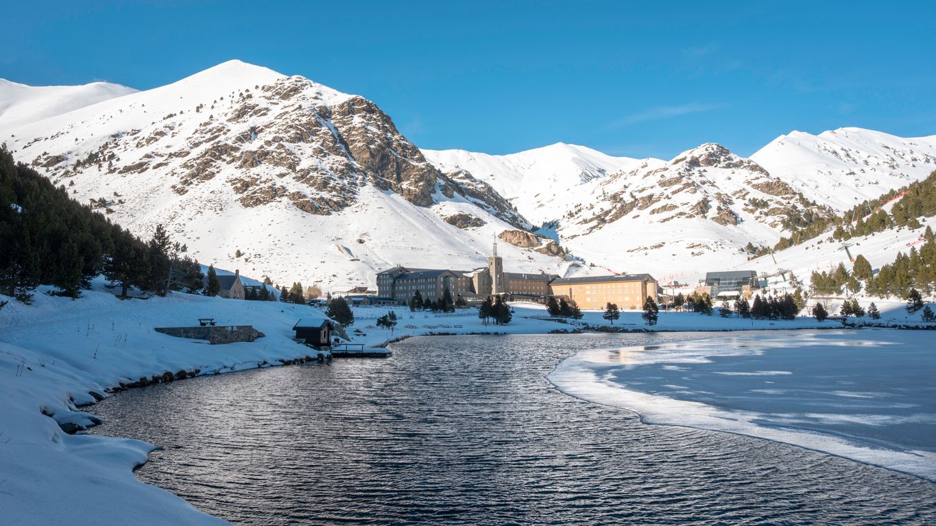 La pista de esquí más bonita y remota del Pirineo catalán tiene un santuario medieval a orillas de un lago y es perfecta para esquiar sin masificación.