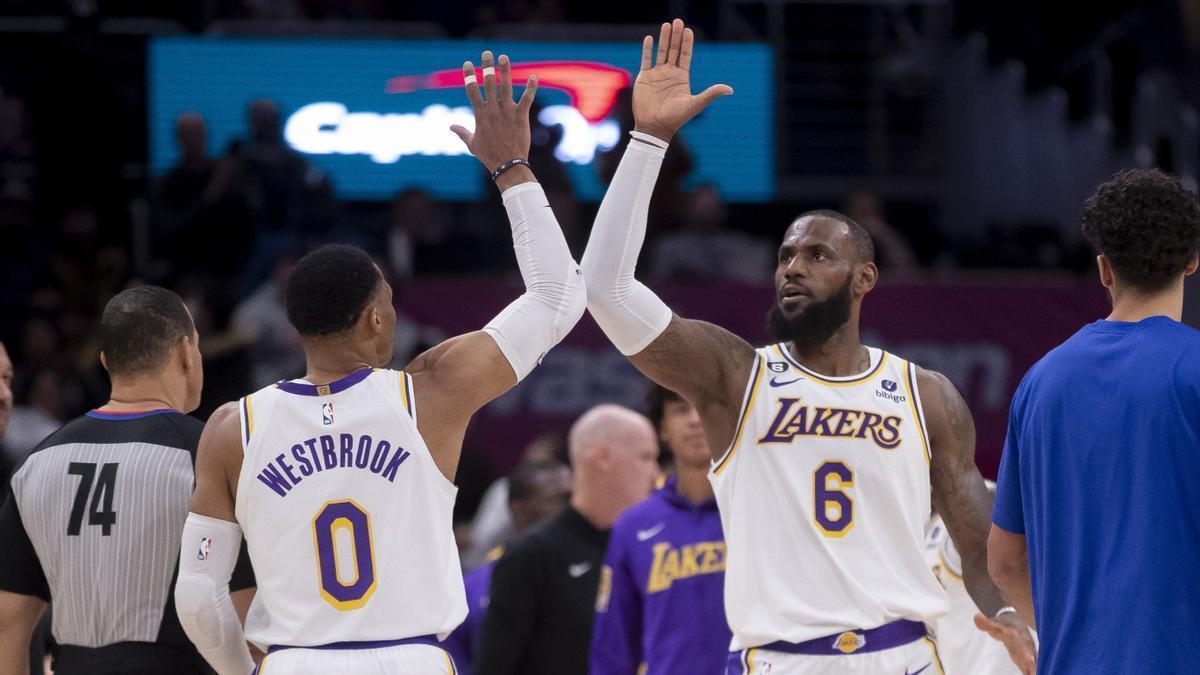 Westbrook y LeBron James en el partido de Los Angeles Lakers contra los Washington Wizards