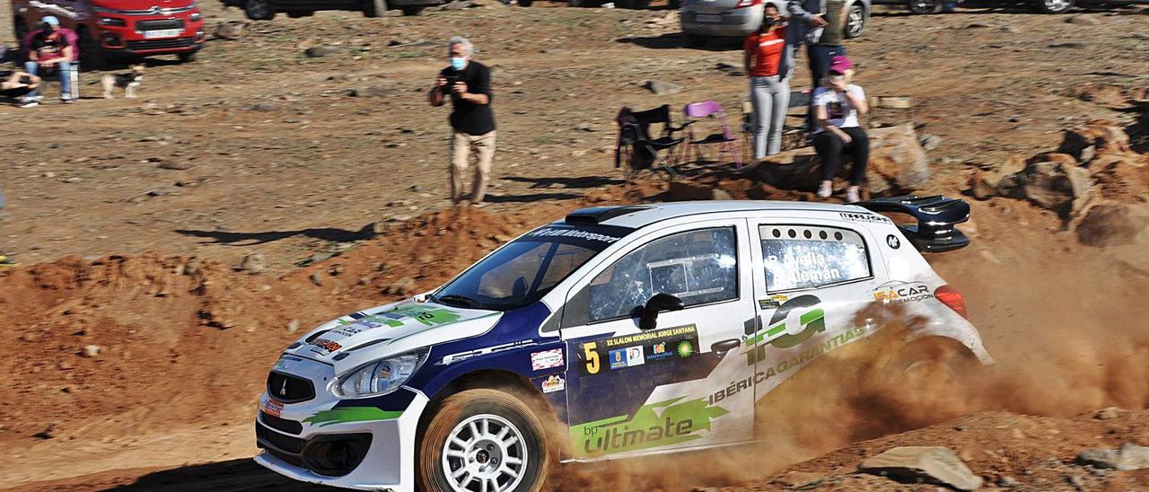 Benjamín Avella-Agustín Alemán, a los mandos del Mitsubishi Mirage, ayer, en el trazado de Bahía Feliz.