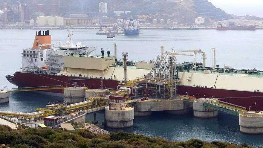 Carga y descarga en el puerto de la ciudad.